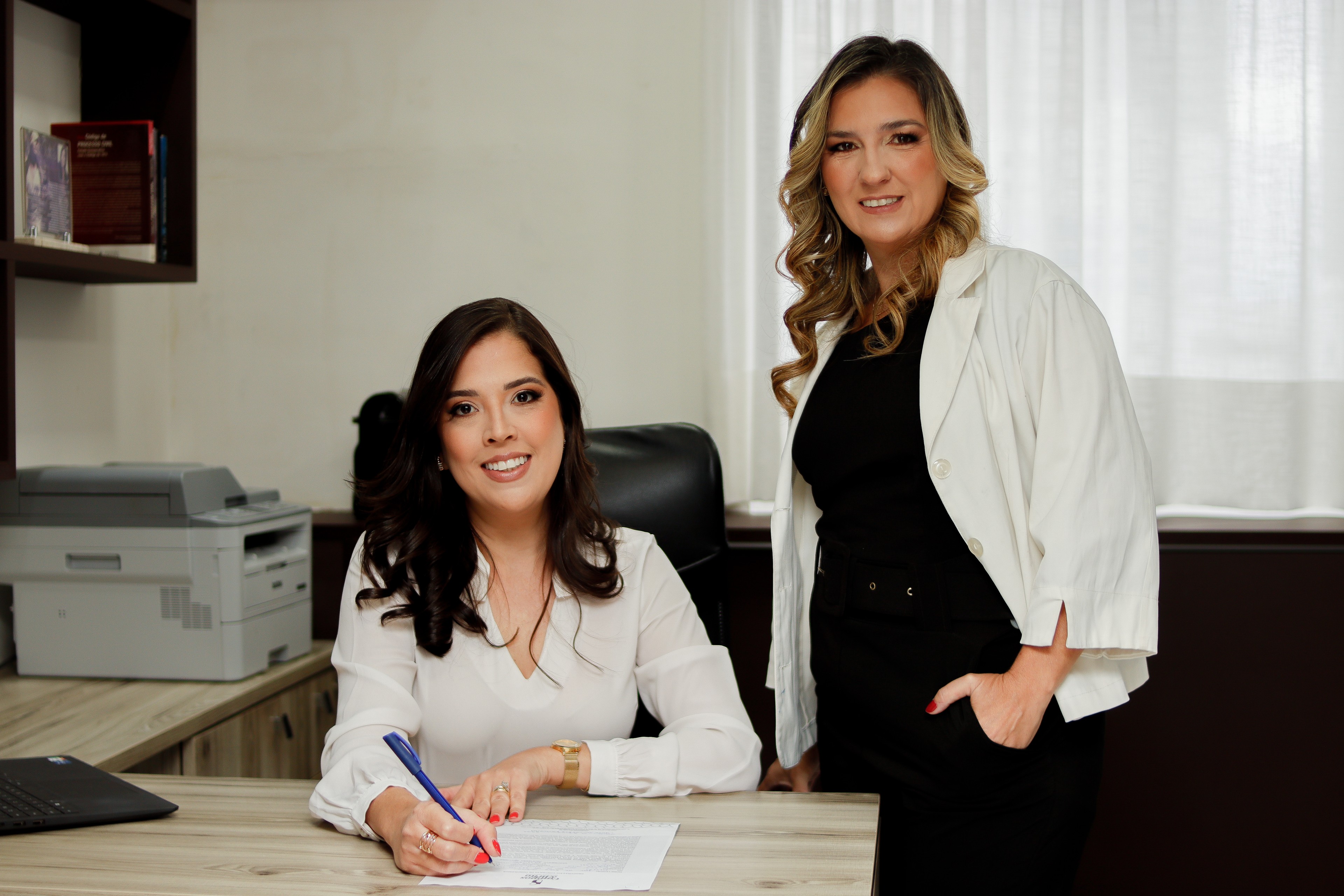 Advogada previdenciária orientando cliente